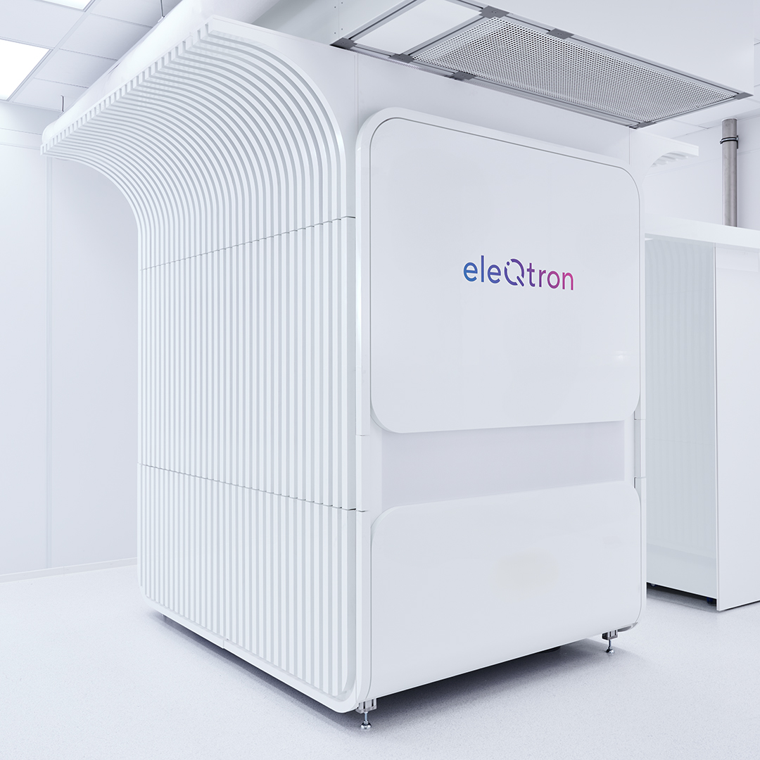eleQtron Quantencomputer in einem Weißraum bei DLR Hamburg Perspektivansicht